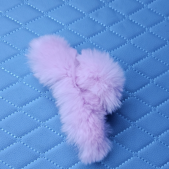 NWOT SKIMS Pink Fuzzy Claw Clip - Picture 1 of 5